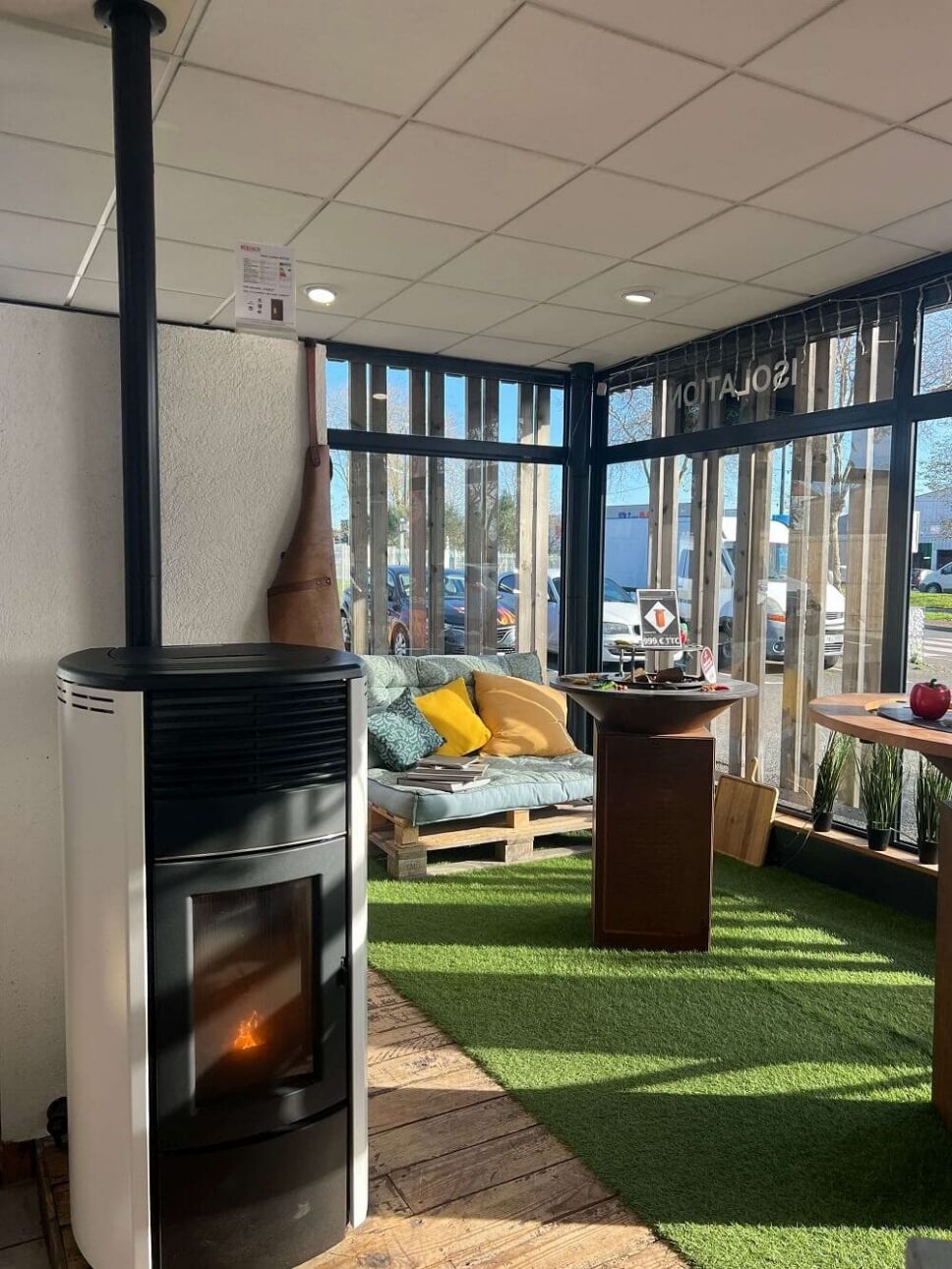 photo-interieur-magasin-bossard-brisach-challans-platrerie-isolation-poeles-cheminees